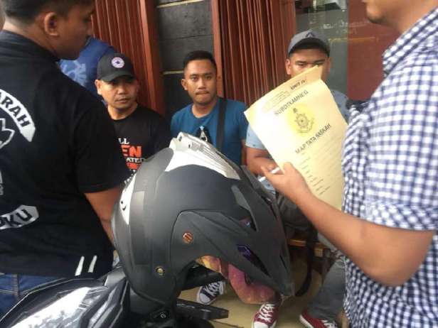 Ketua UMNO Bahagian Sungai Besar, Datuk Seri Jamal Yunos, ditahan Polis Negara Republik Indonesia (POLRI) pada jam 6.15 petang tadi.